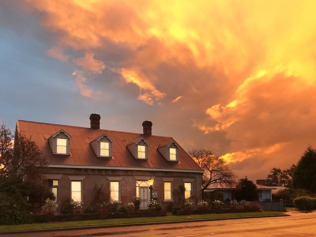 The Racecourse Inn Longford Extérieur photo