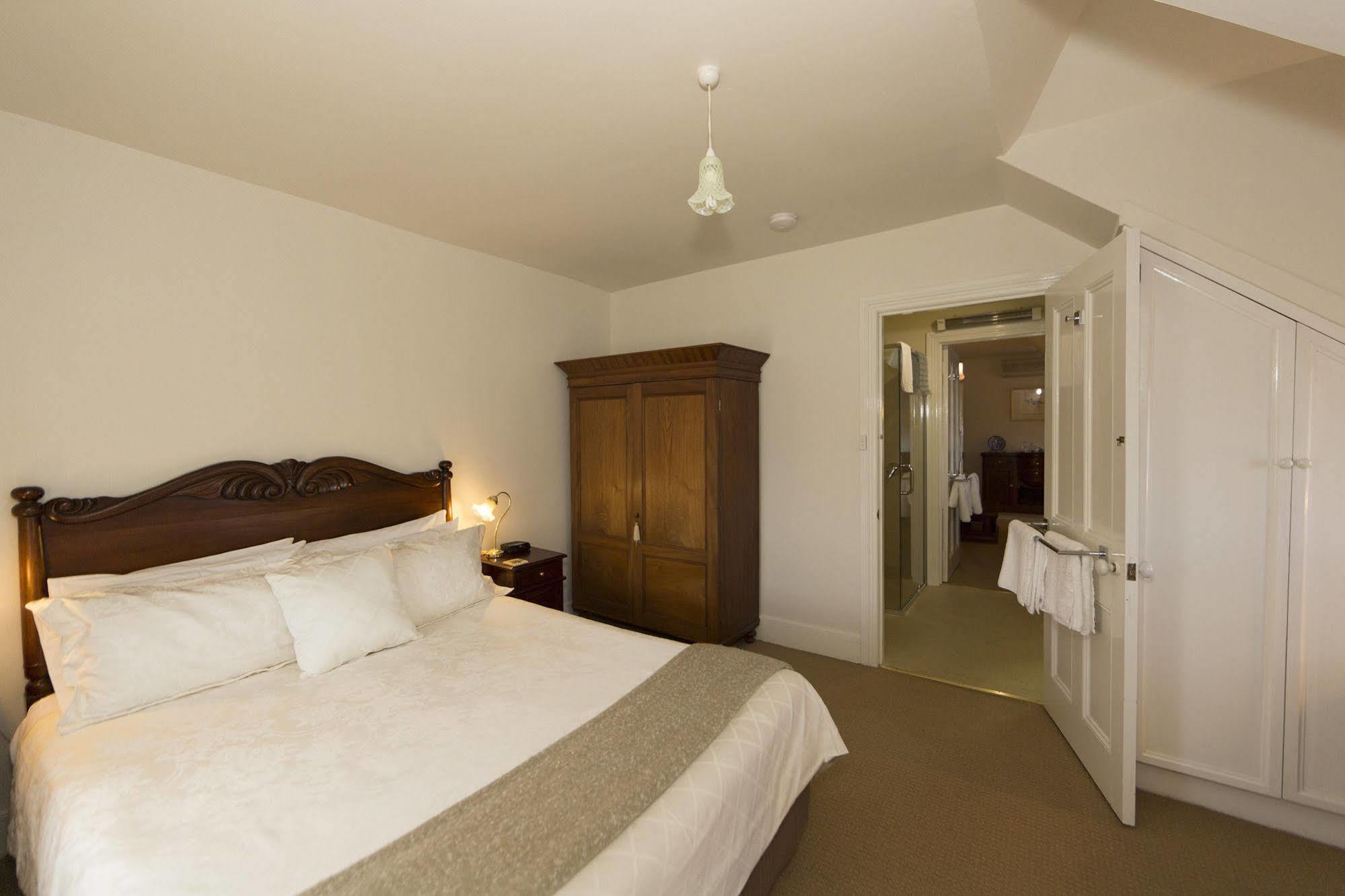 The Racecourse Inn Longford Extérieur photo